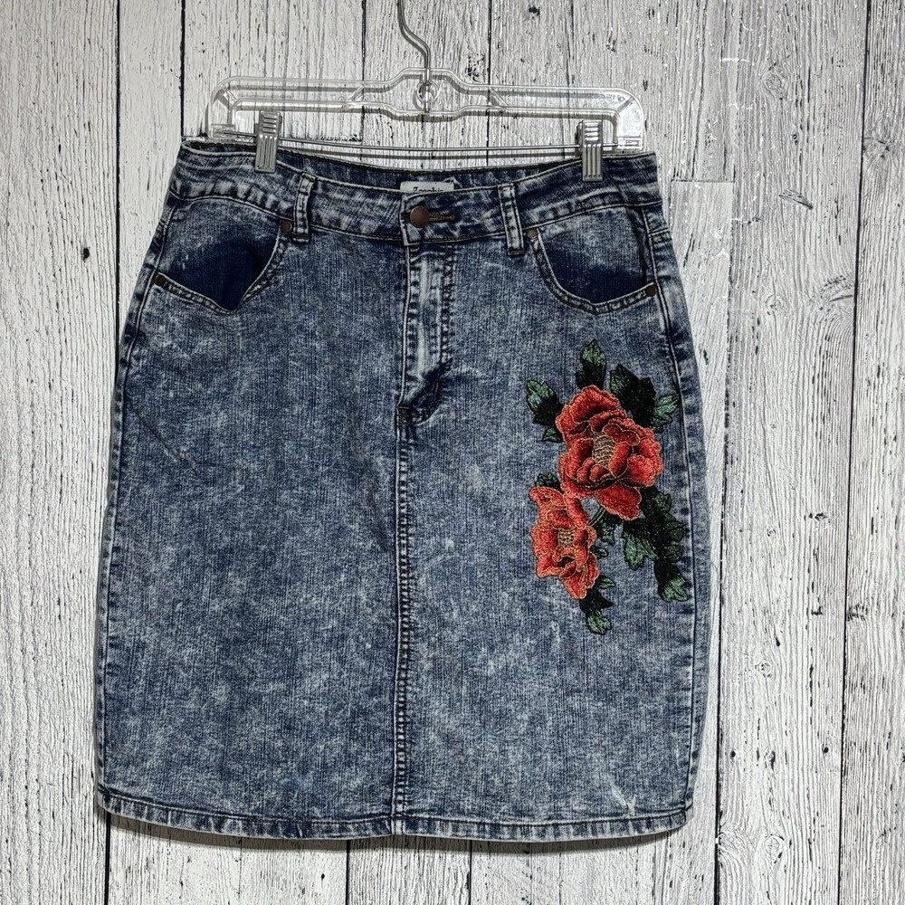 Zenobia Women's Denim skirt Acid Wash Y2K Inspired With Appliqué Rose Size 1X - Picture 1 of 13